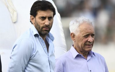 Con la medalla en la mano, Víctor Blanco lo salió a cruzar a Diego Milito